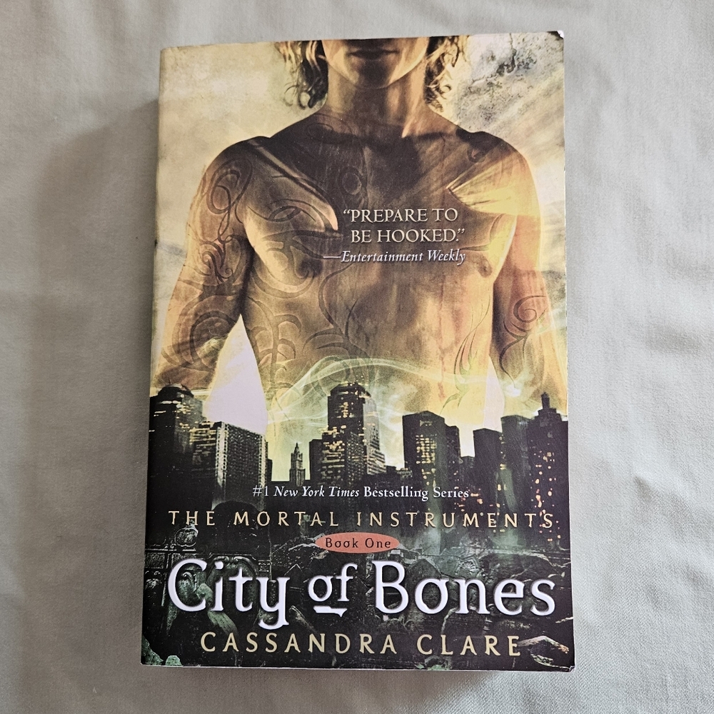 The Mortal Instruments City of‎ Bones by Cassandra Clark - Paperback